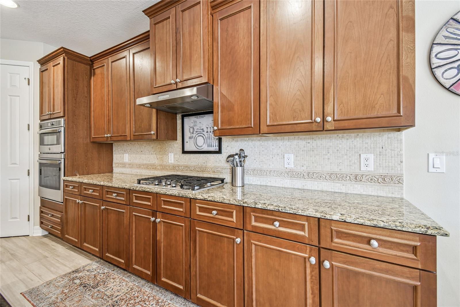 Listing photo id 9 for 3800 Ivydale Court