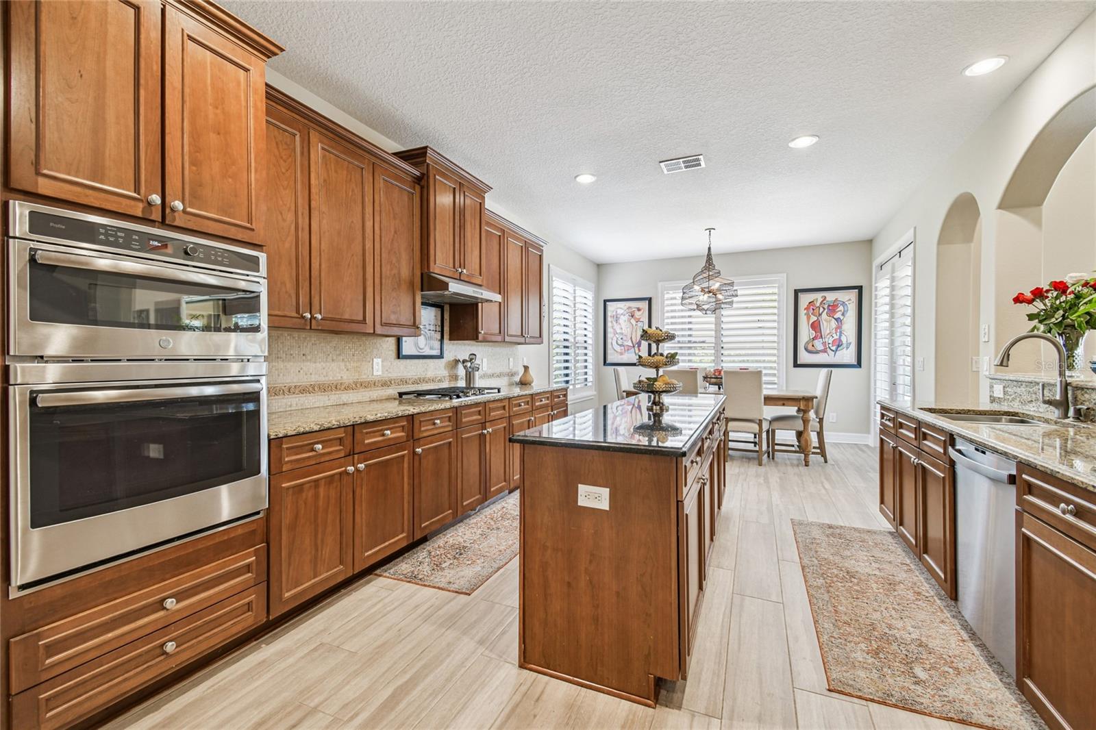 Listing photo id 10 for 3800 Ivydale Court