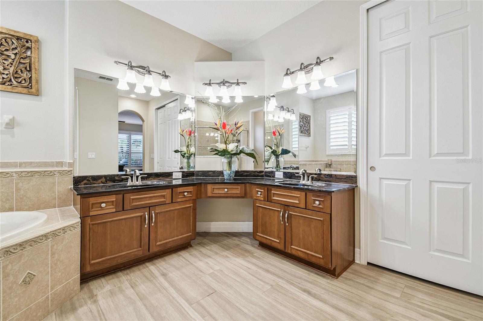 Listing photo id 20 for 3800 Ivydale Court