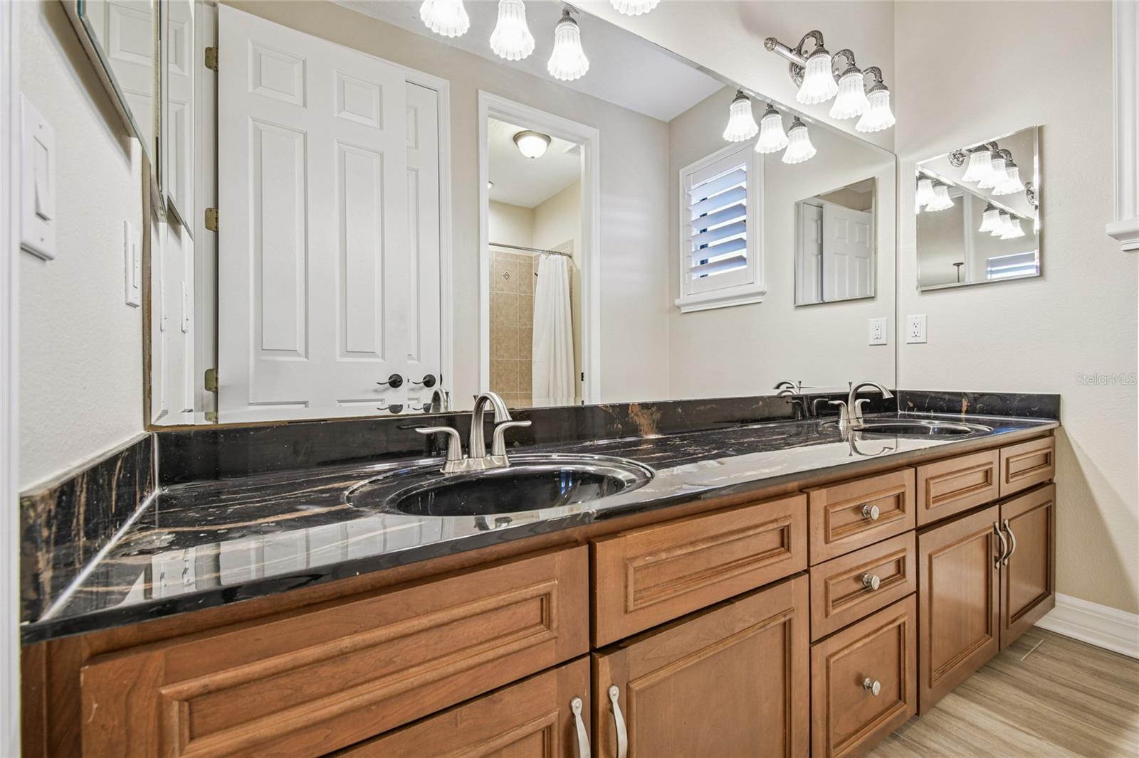 Listing photo id 32 for 3800 Ivydale Court