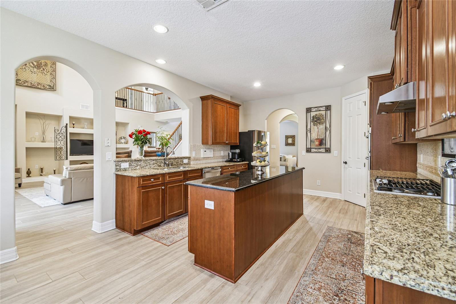 Listing photo id 7 for 3800 Ivydale Court