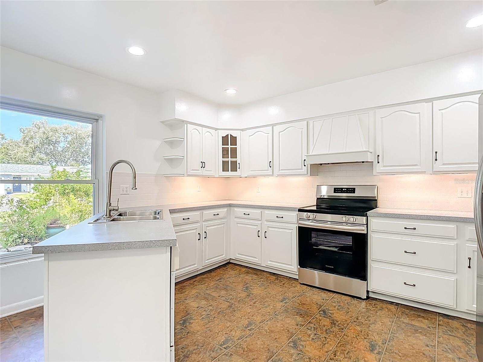 Image 14 of 57 For 1133 Burke Avenue