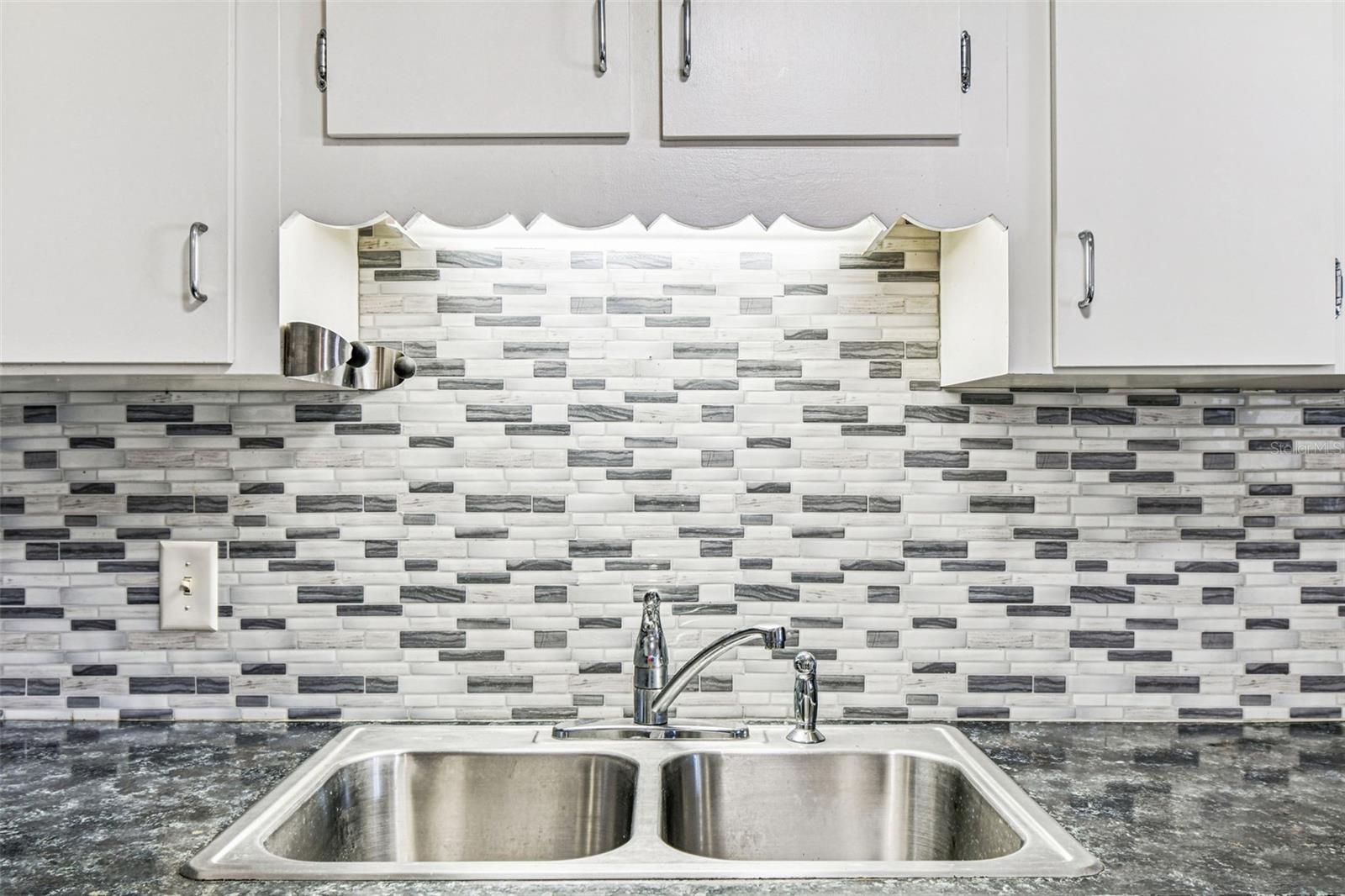 Image 17 of 73 For 2466 Ecuadorian Way 6