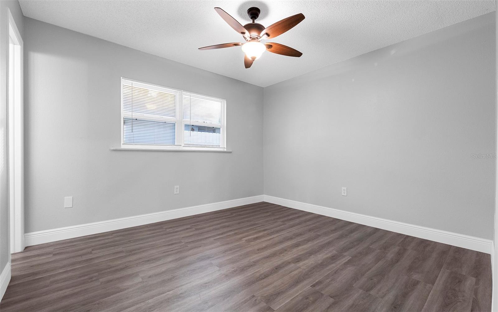 Image 13 of 30 For 913 York Drive