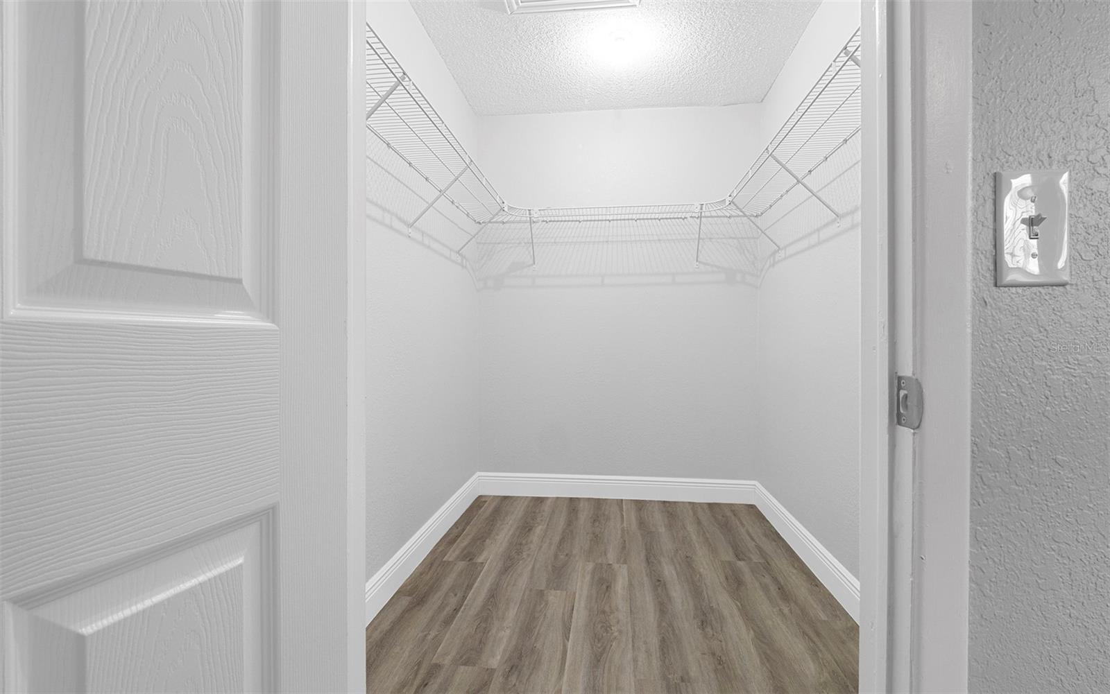 Image 15 of 30 For 913 York Drive