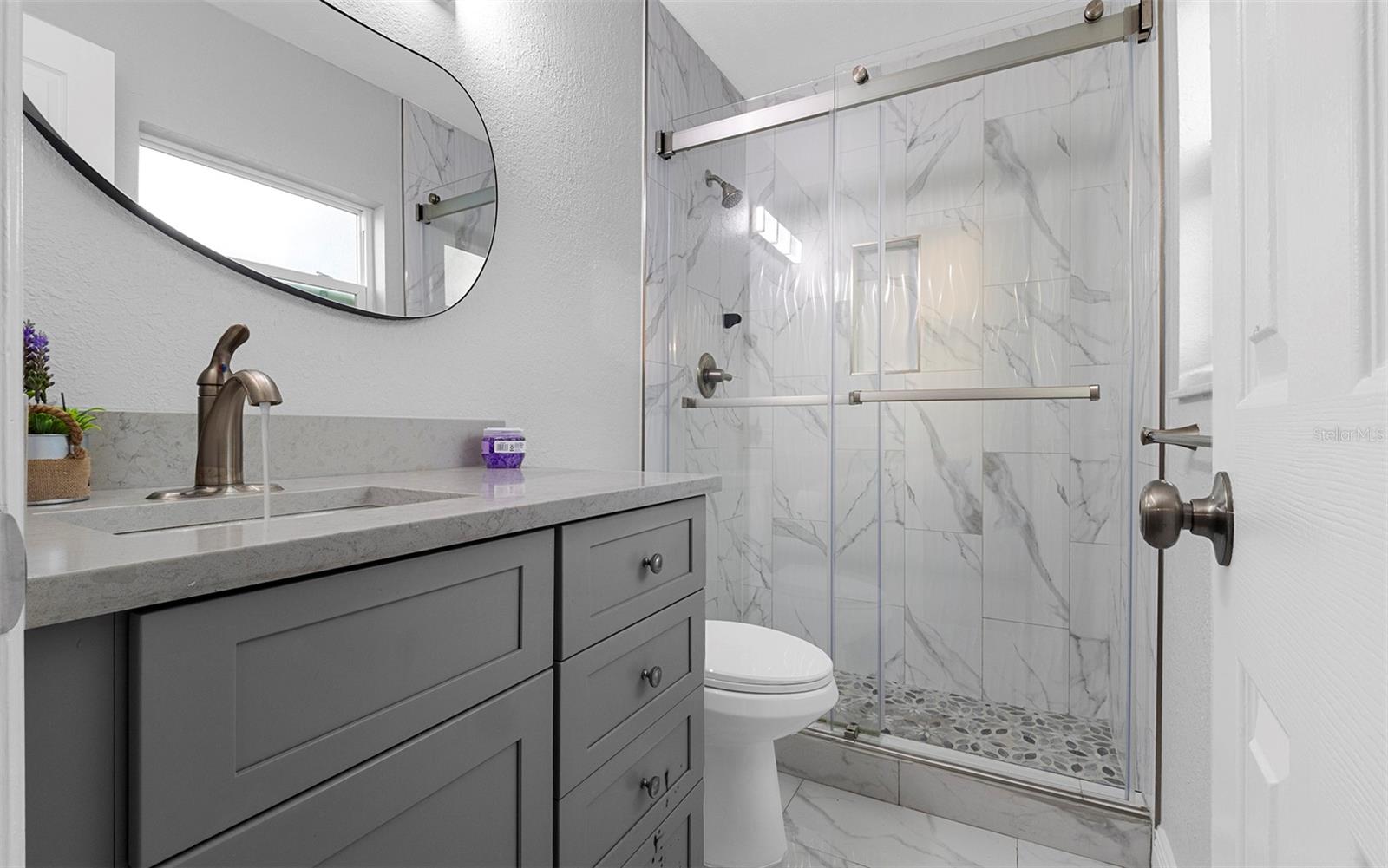 Image 16 of 30 For 913 York Drive