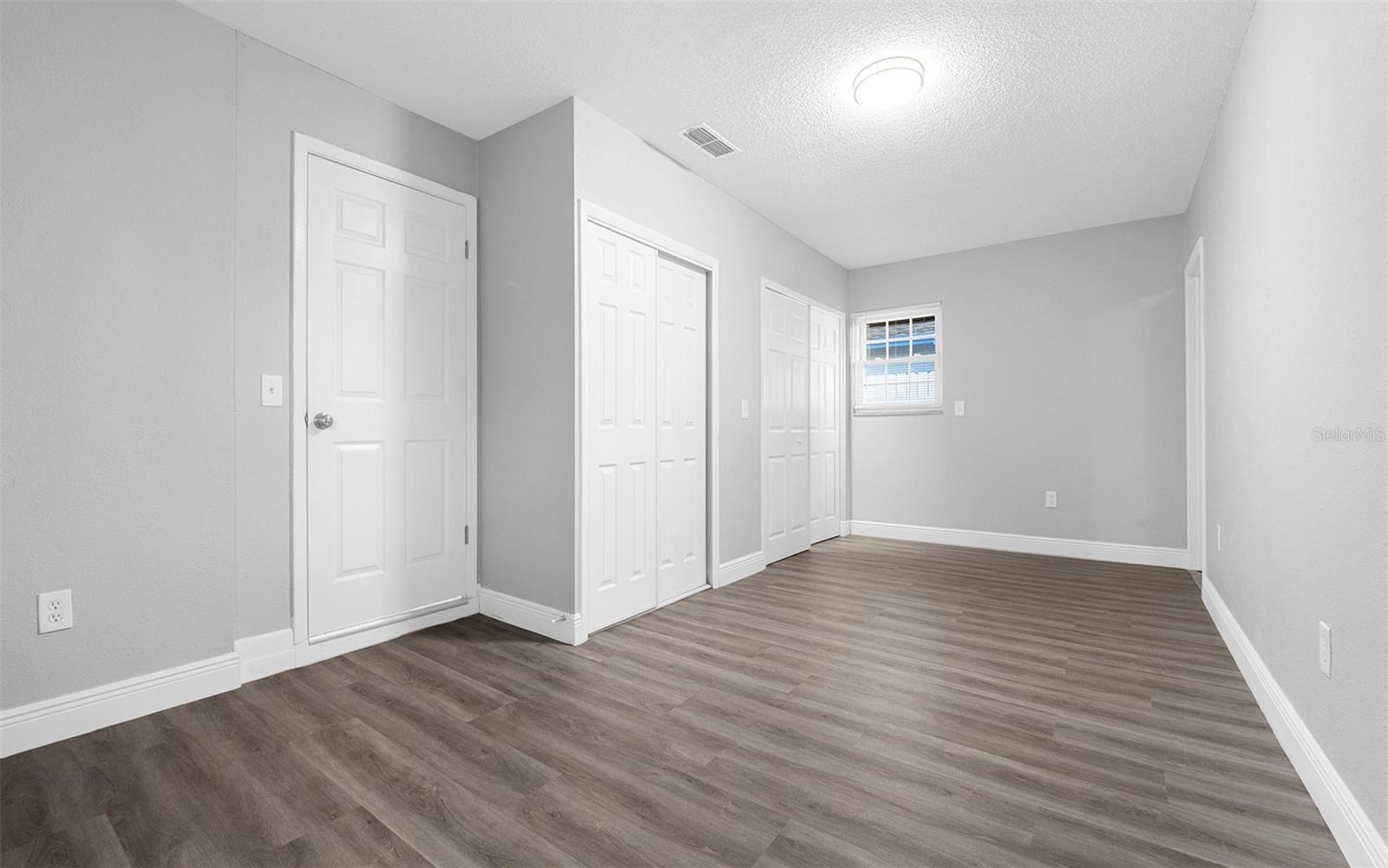 Image 22 of 30 For 913 York Drive