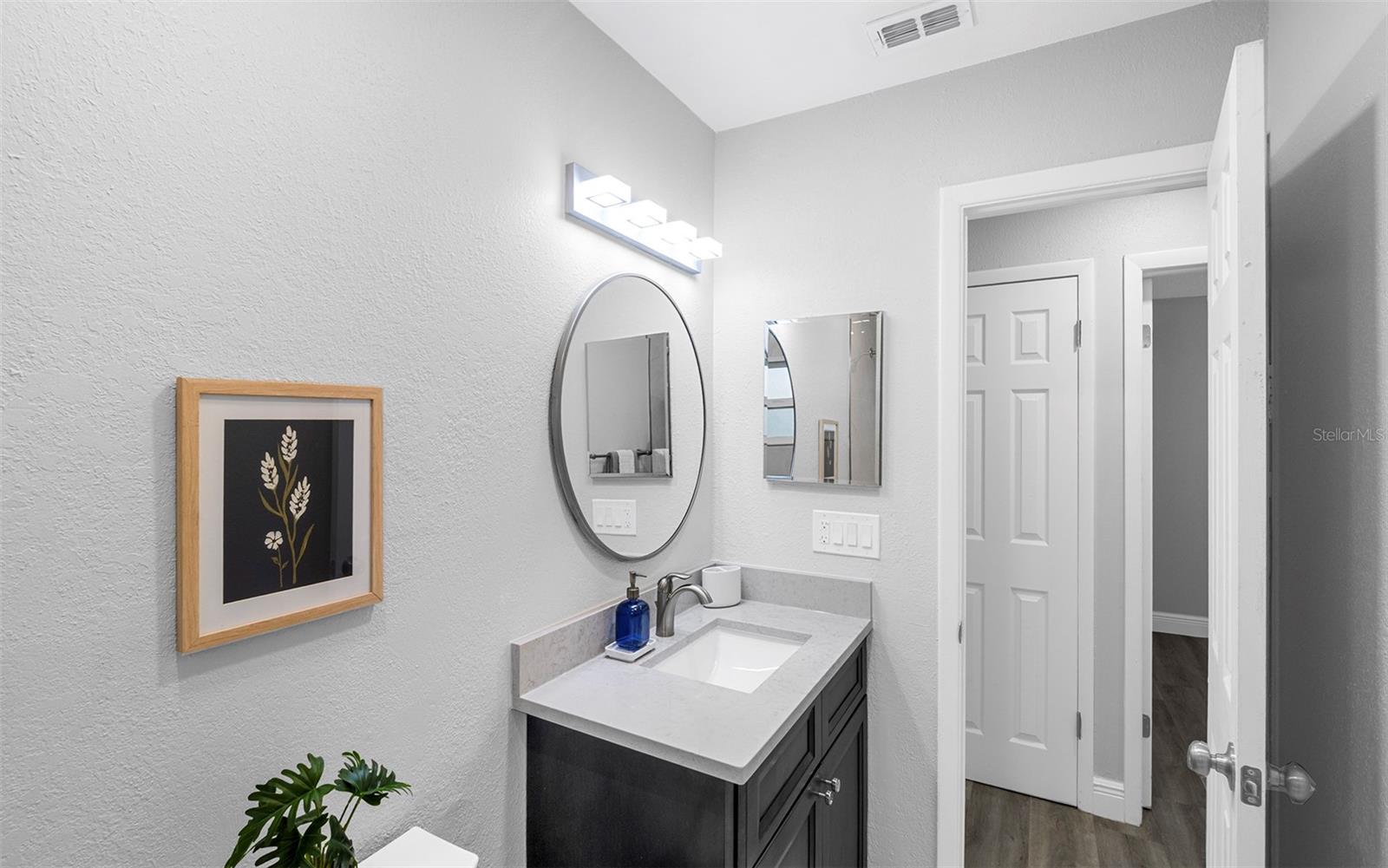 Image 25 of 30 For 913 York Drive