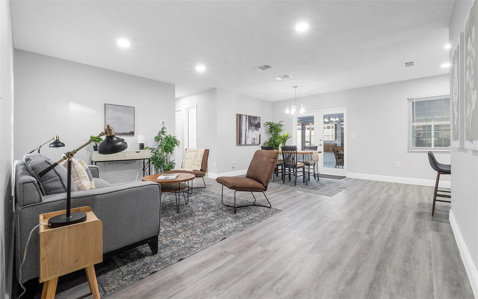 Image 4 of 30 For 913 York Drive