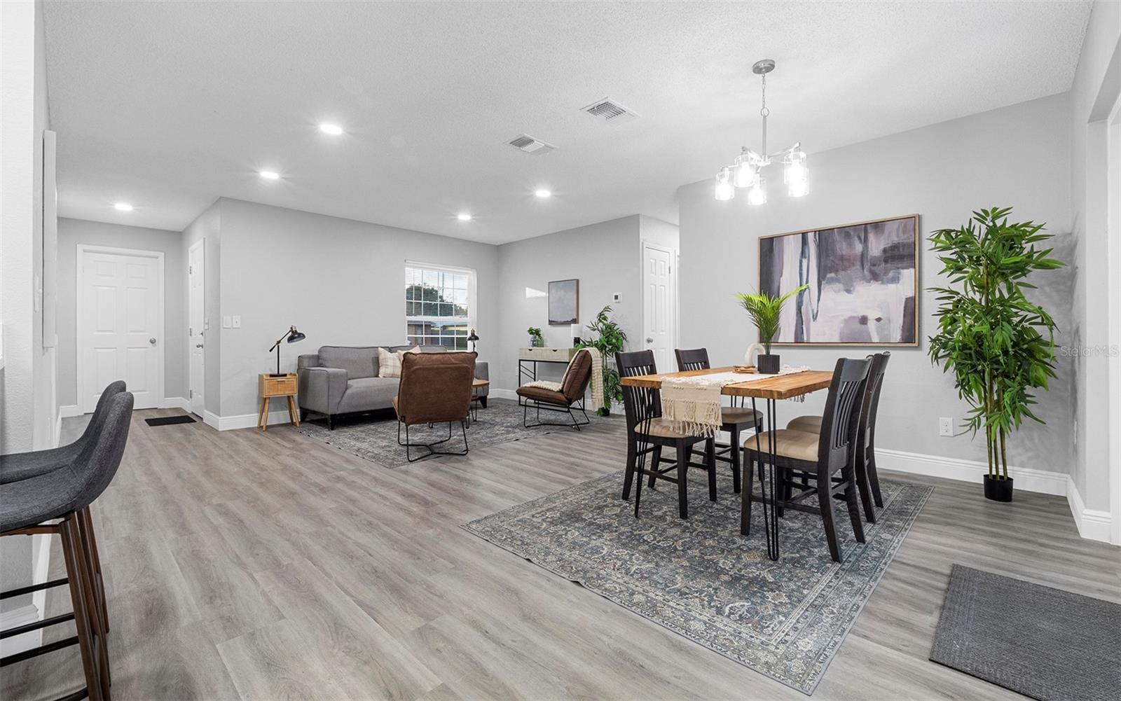 Image 5 of 30 For 913 York Drive