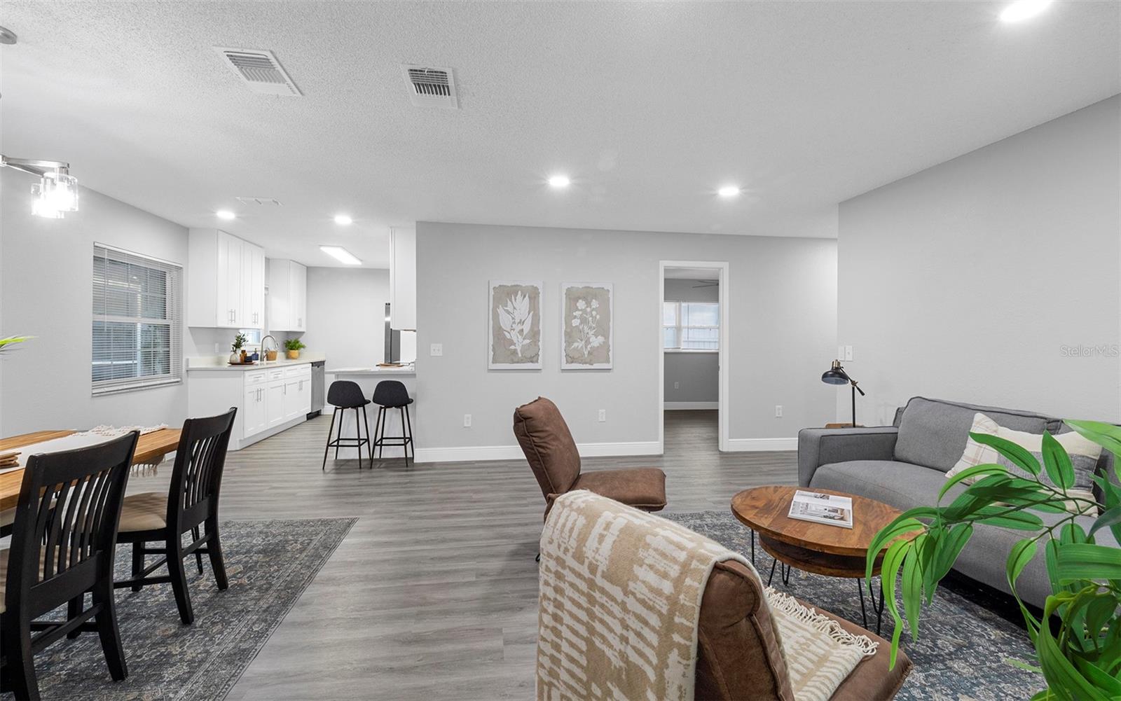 Image 6 of 30 For 913 York Drive