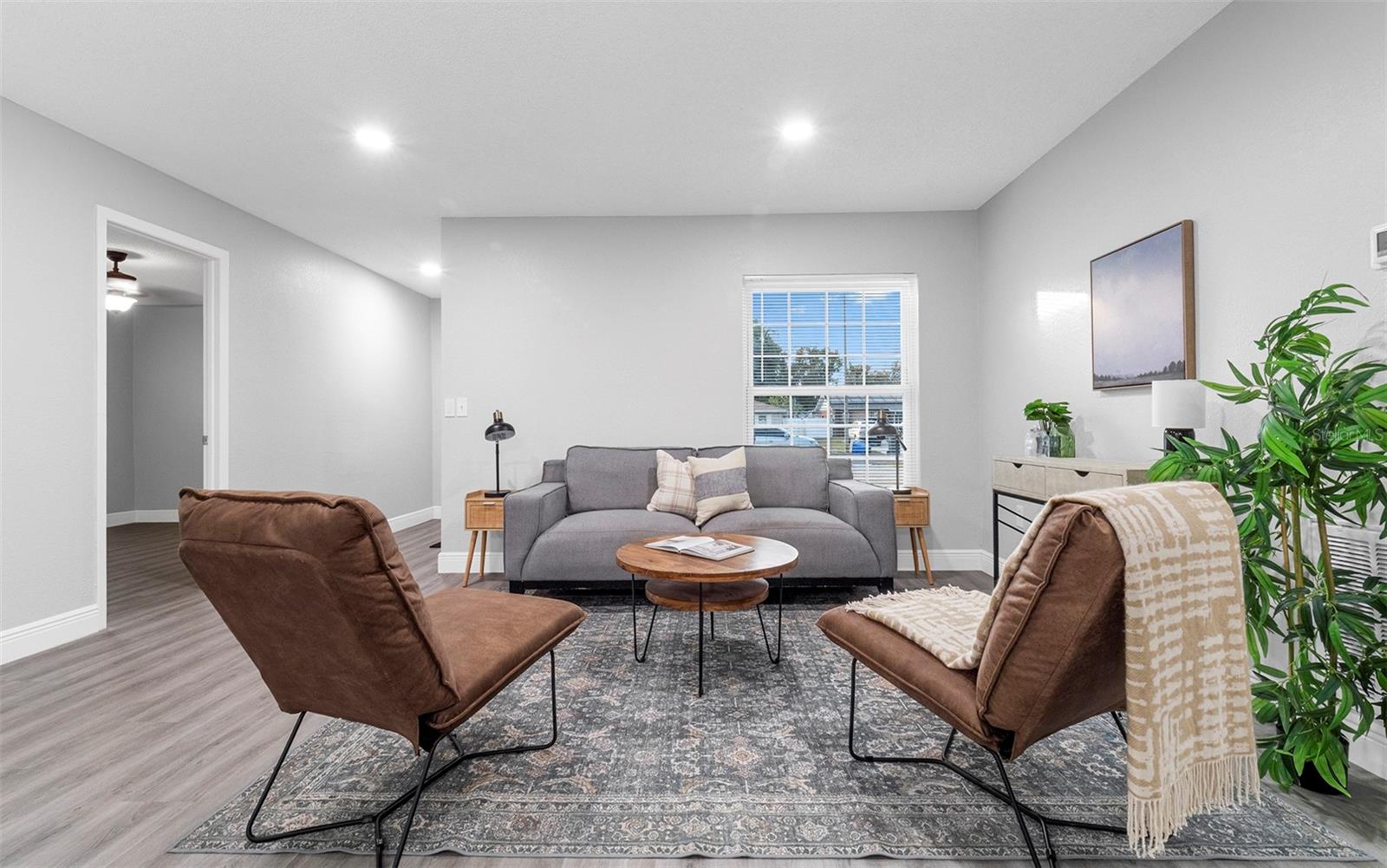 Image 7 of 30 For 913 York Drive