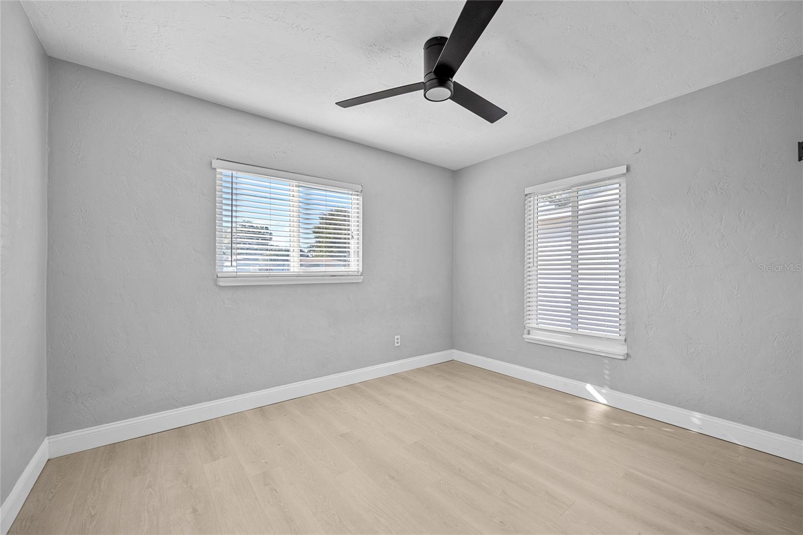 Image 17 of 44 For 1513 56th Avenue N