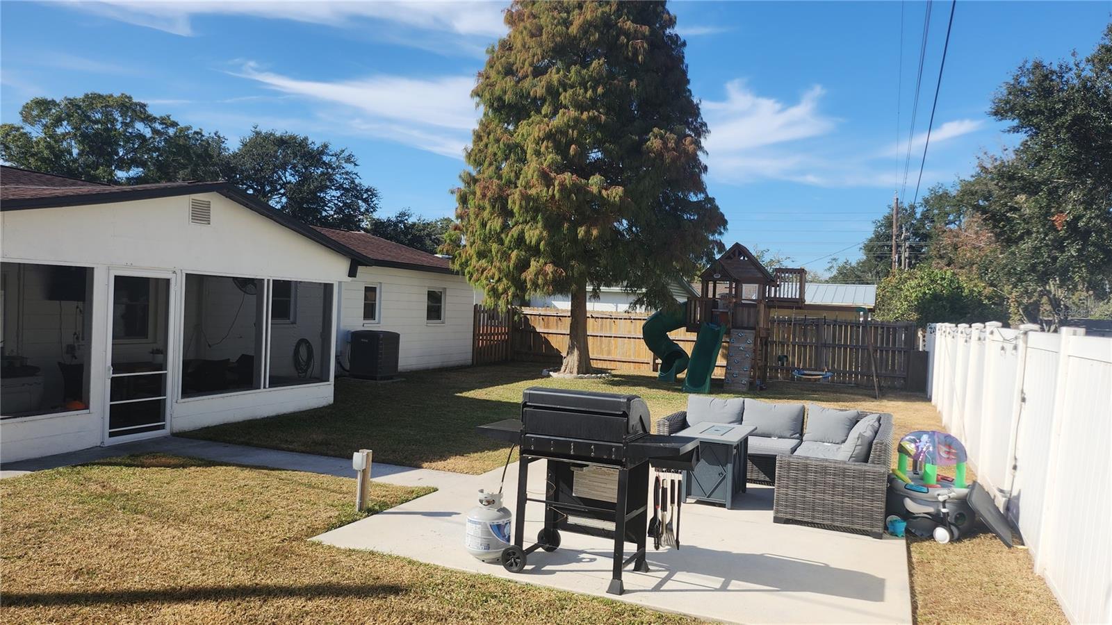 Image 7 of 9 For 319 Faye Circle N