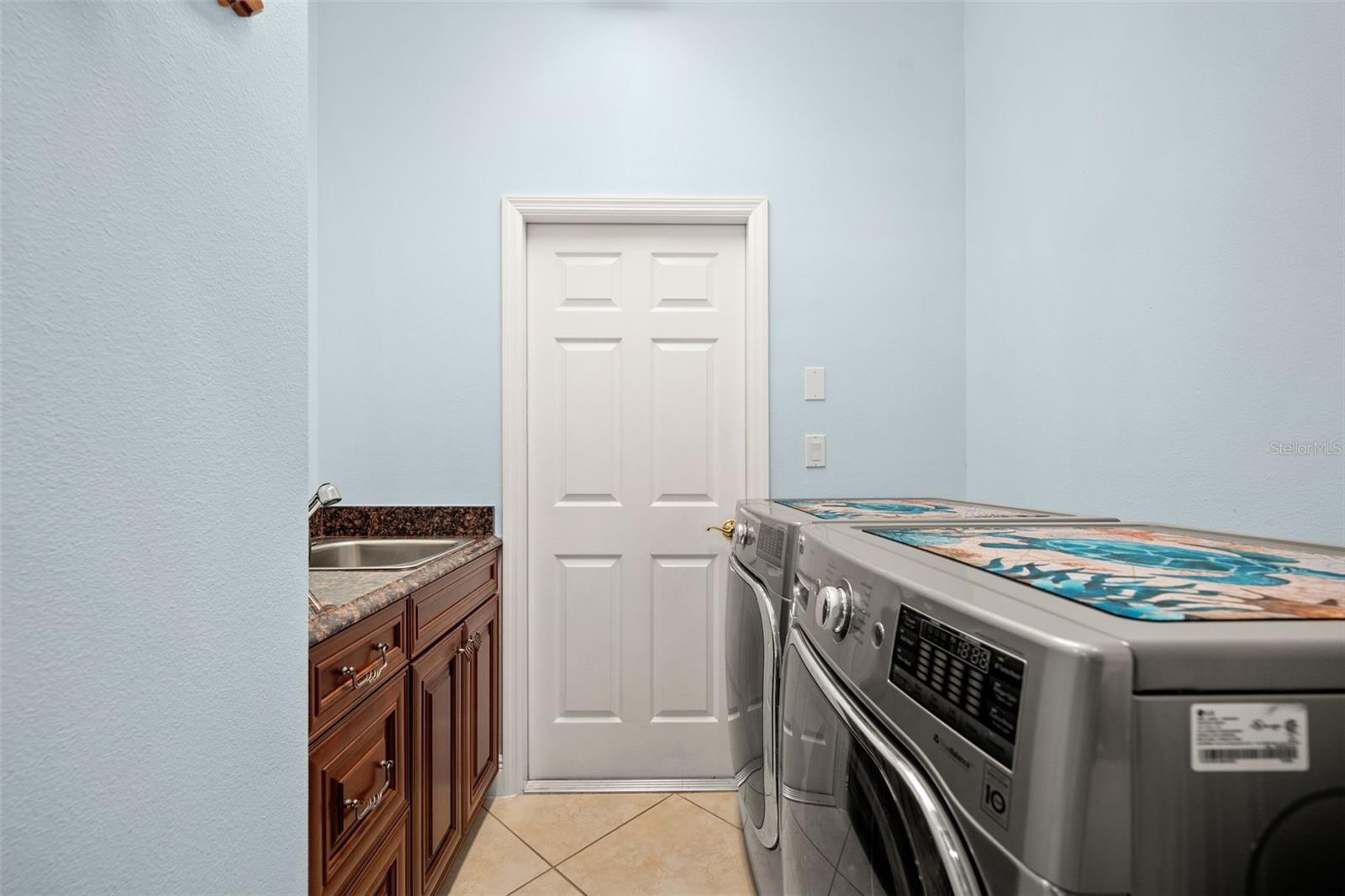 Image 14 of 52 For 6882 Tailfeather Way