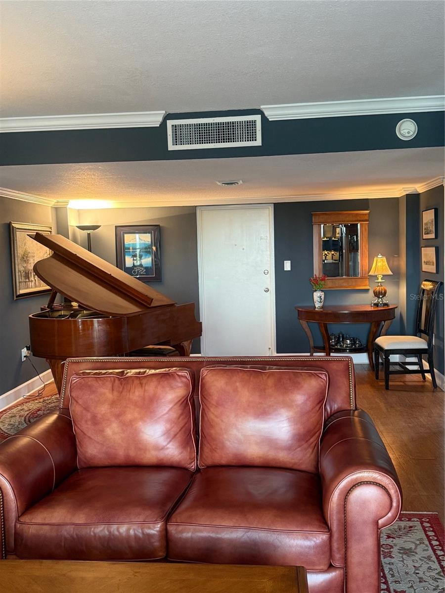 Image 4 of 64 For 7 Elgin Place 202