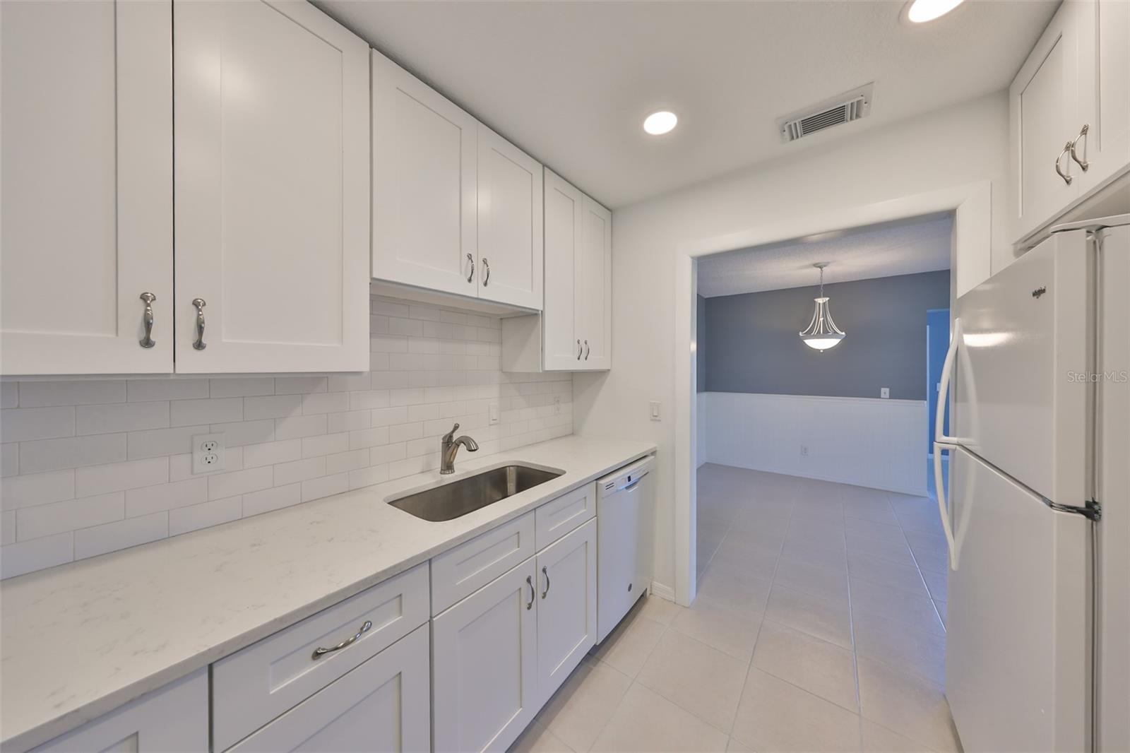 Image 15 of 38 For 124 Gloucester Boulevard 355j