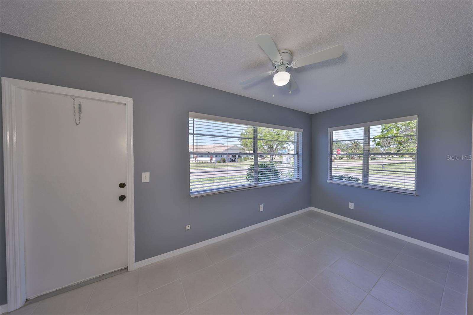 Image 28 of 38 For 124 Gloucester Boulevard 355j