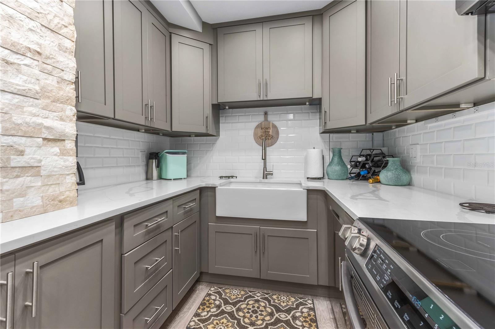 Image 10 of 52 For 31 Island Way 409