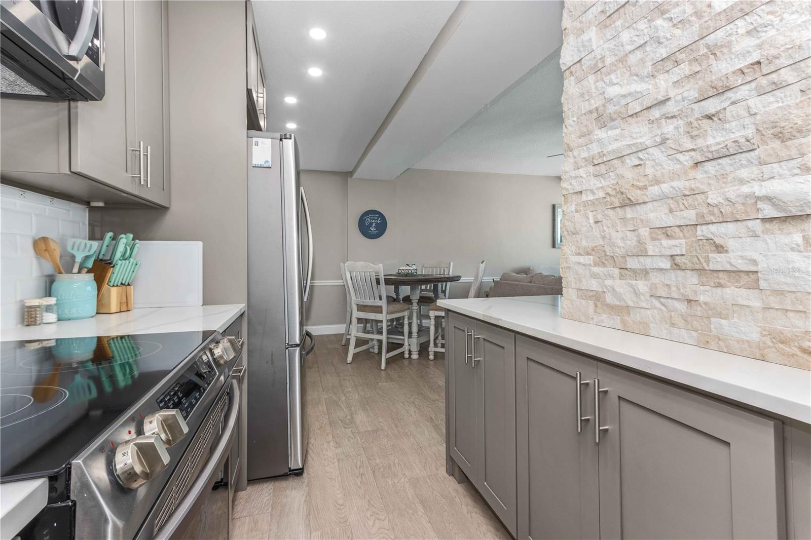 Image 11 of 52 For 31 Island Way 409