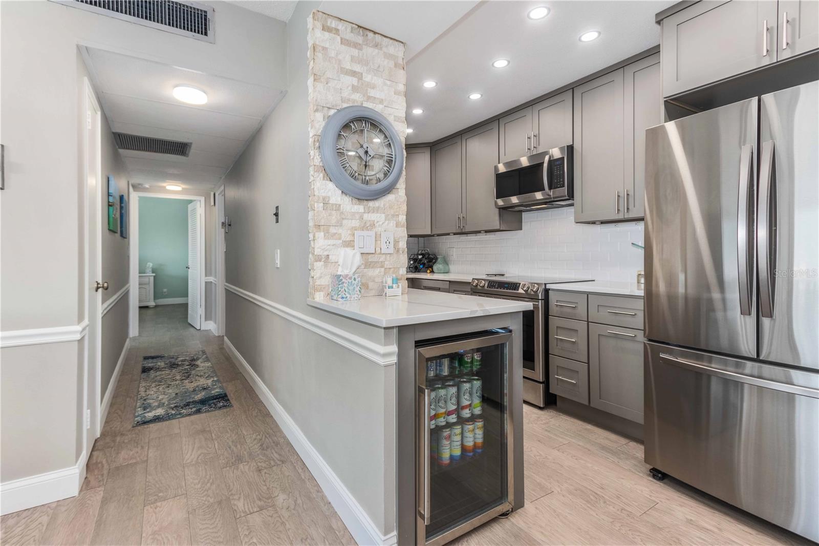 Image 12 of 52 For 31 Island Way 409