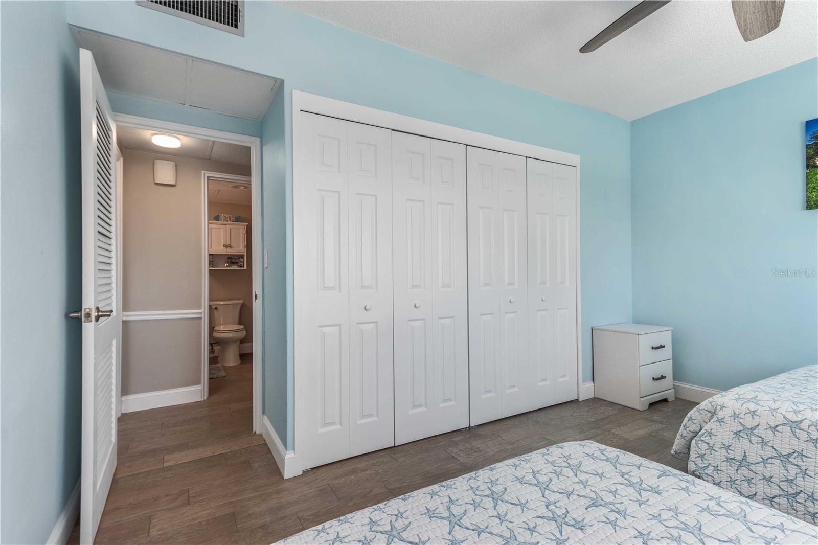 Image 15 of 52 For 31 Island Way 409