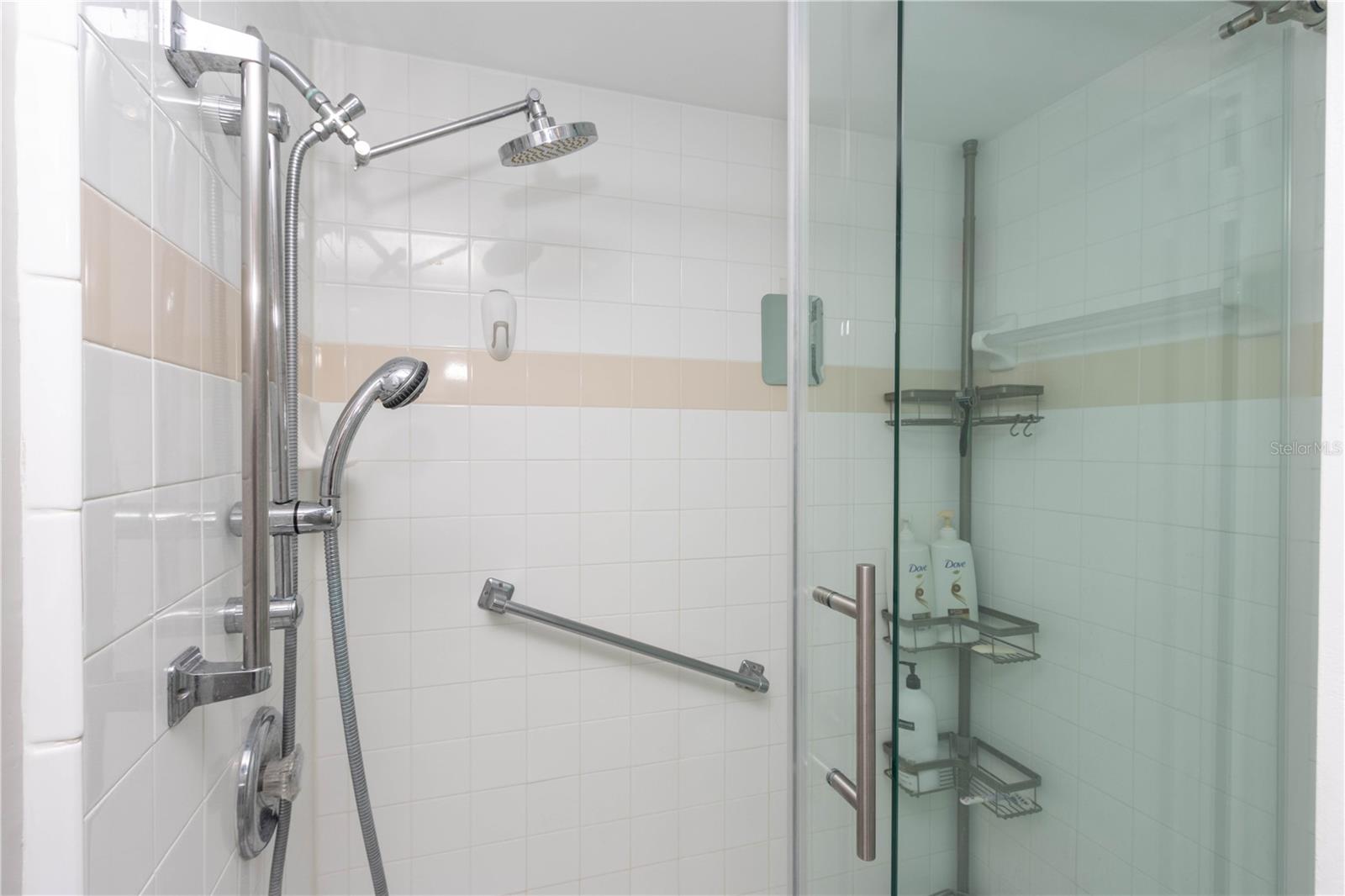 Image 17 of 52 For 31 Island Way 409