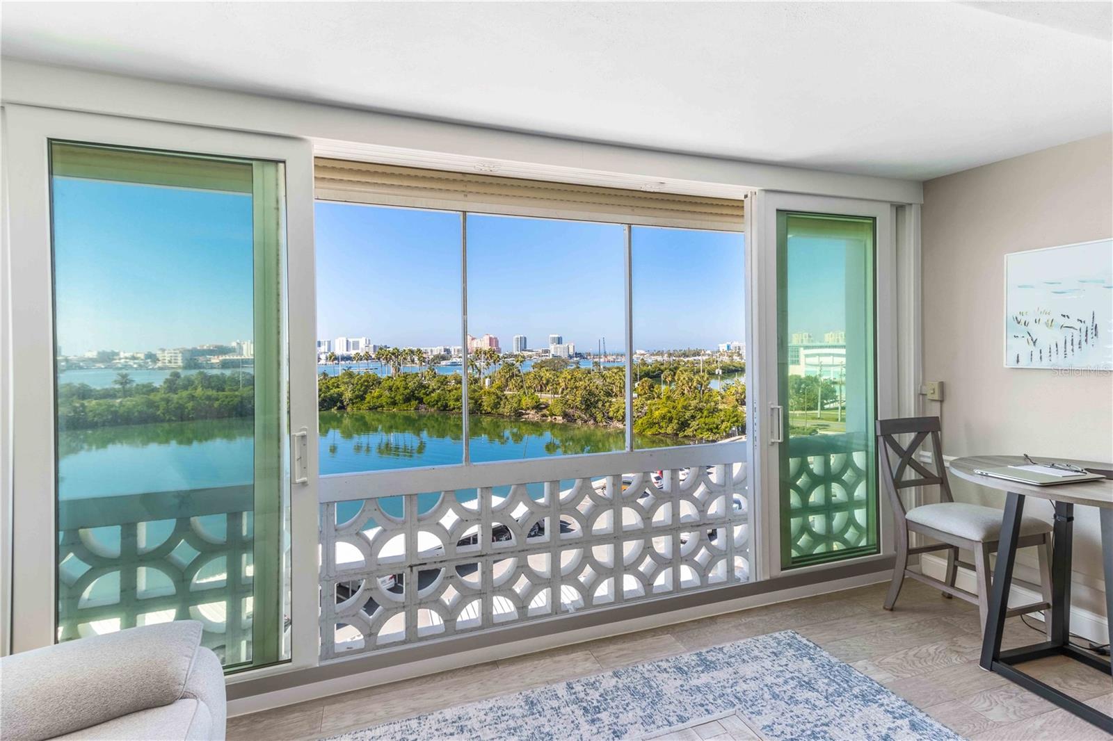 Image 25 of 52 For 31 Island Way 409