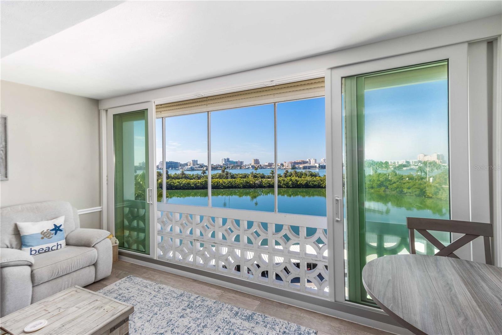 Image 26 of 52 For 31 Island Way 409