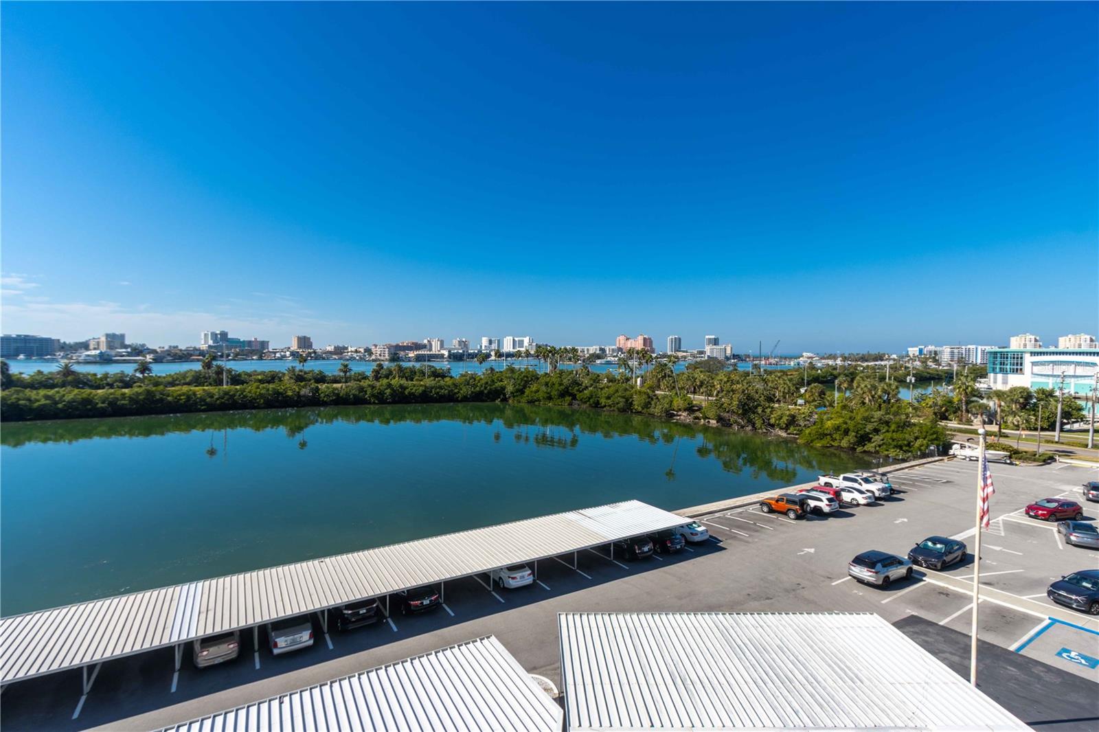 Image 33 of 52 For 31 Island Way 409