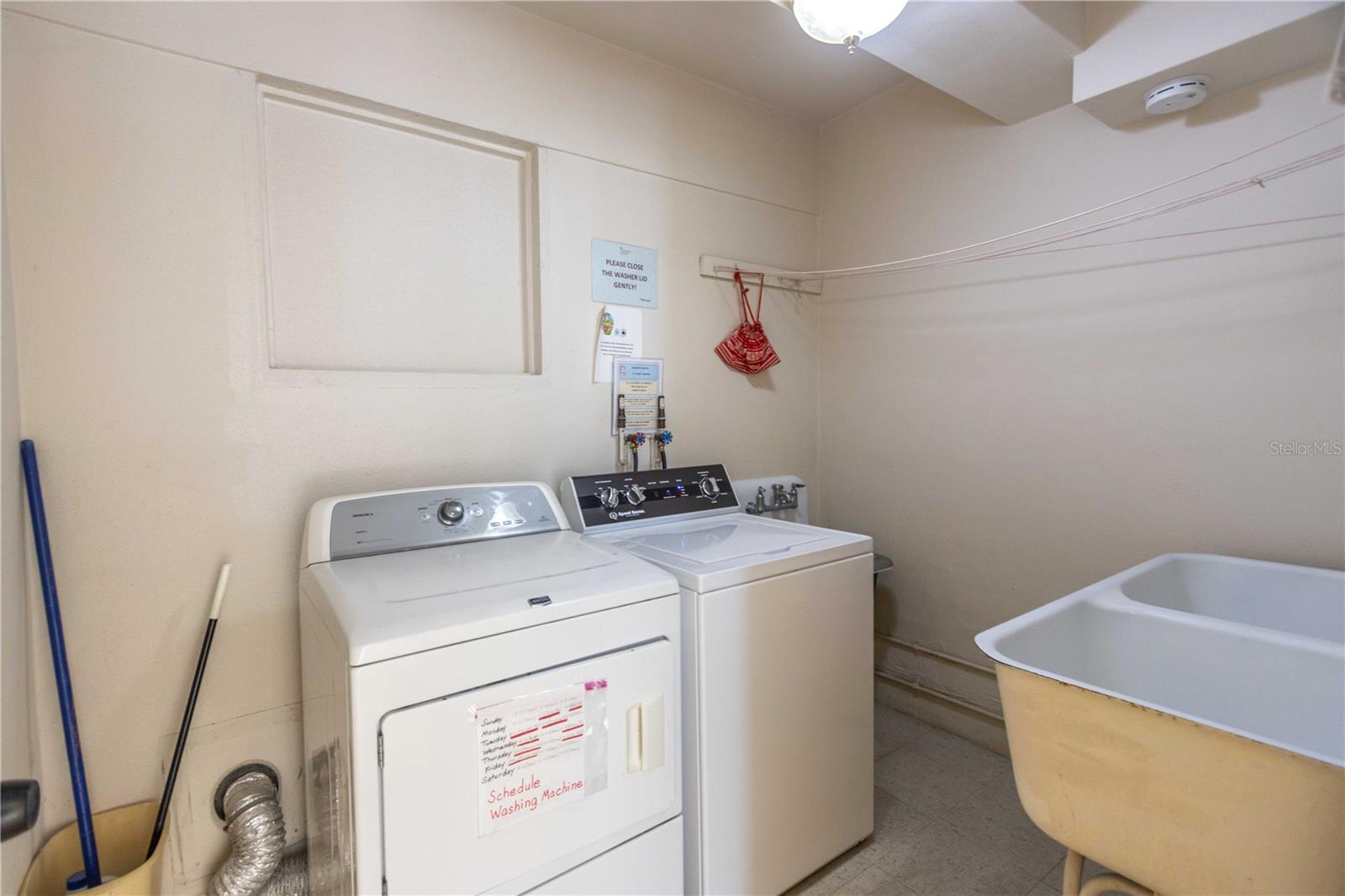 Image 35 of 52 For 31 Island Way 409