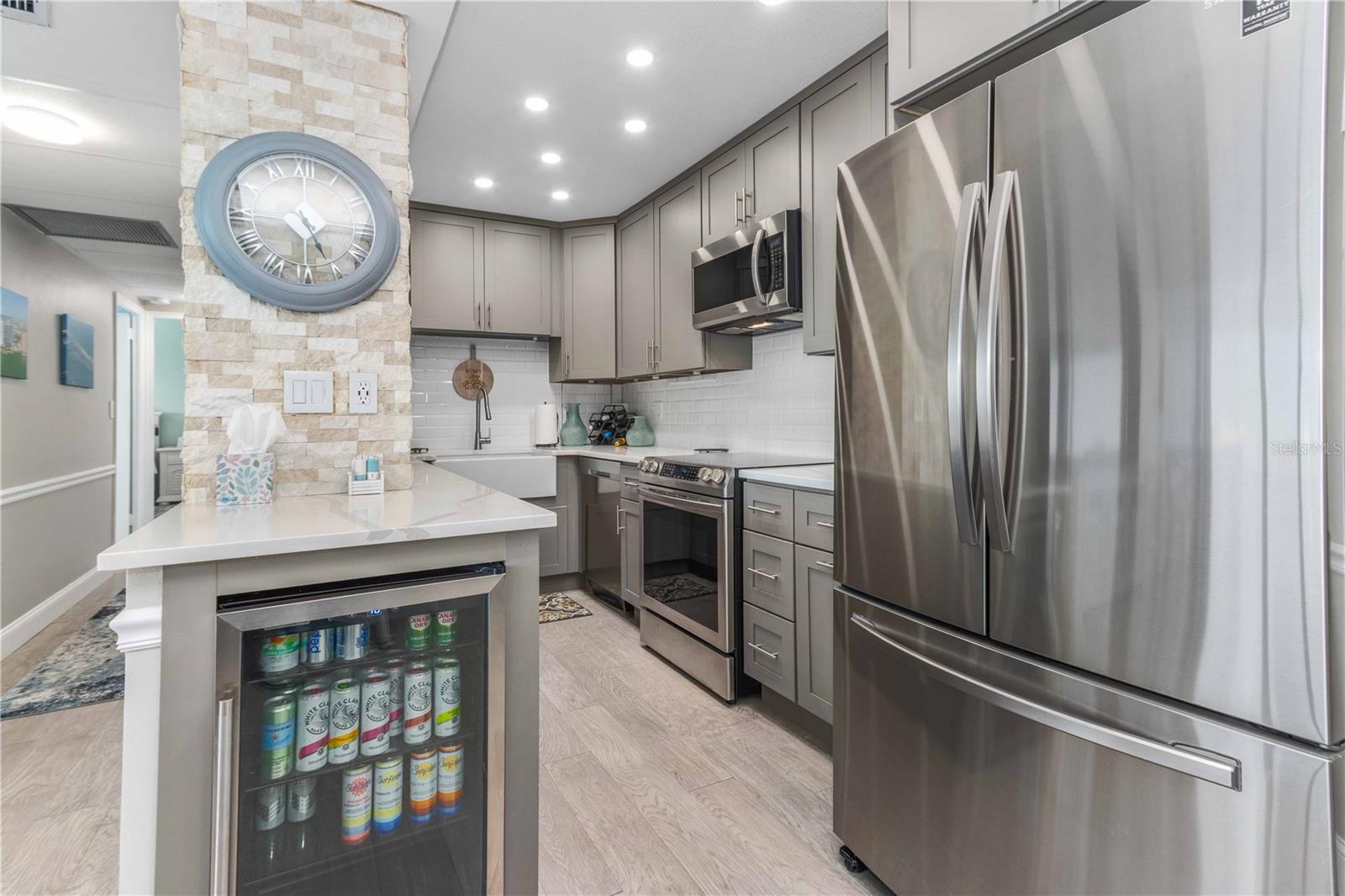 Image 8 of 52 For 31 Island Way 409