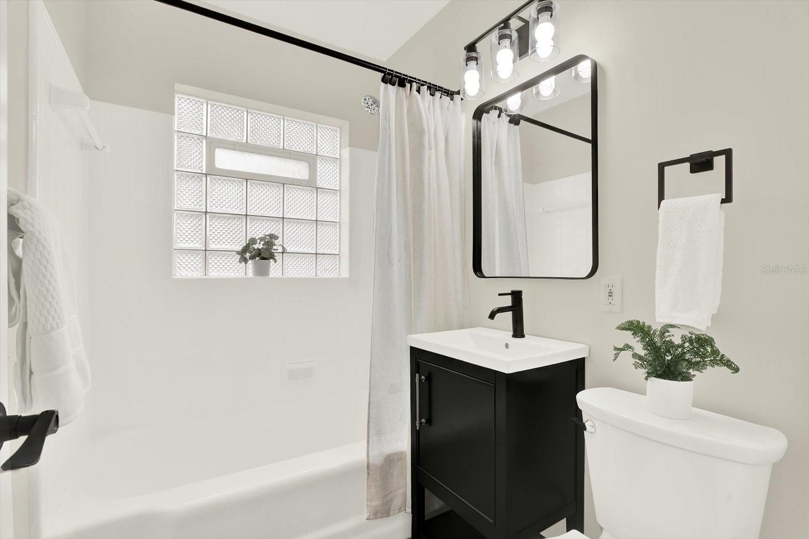 Image 14 of 21 For 4000 Locust Street Ne