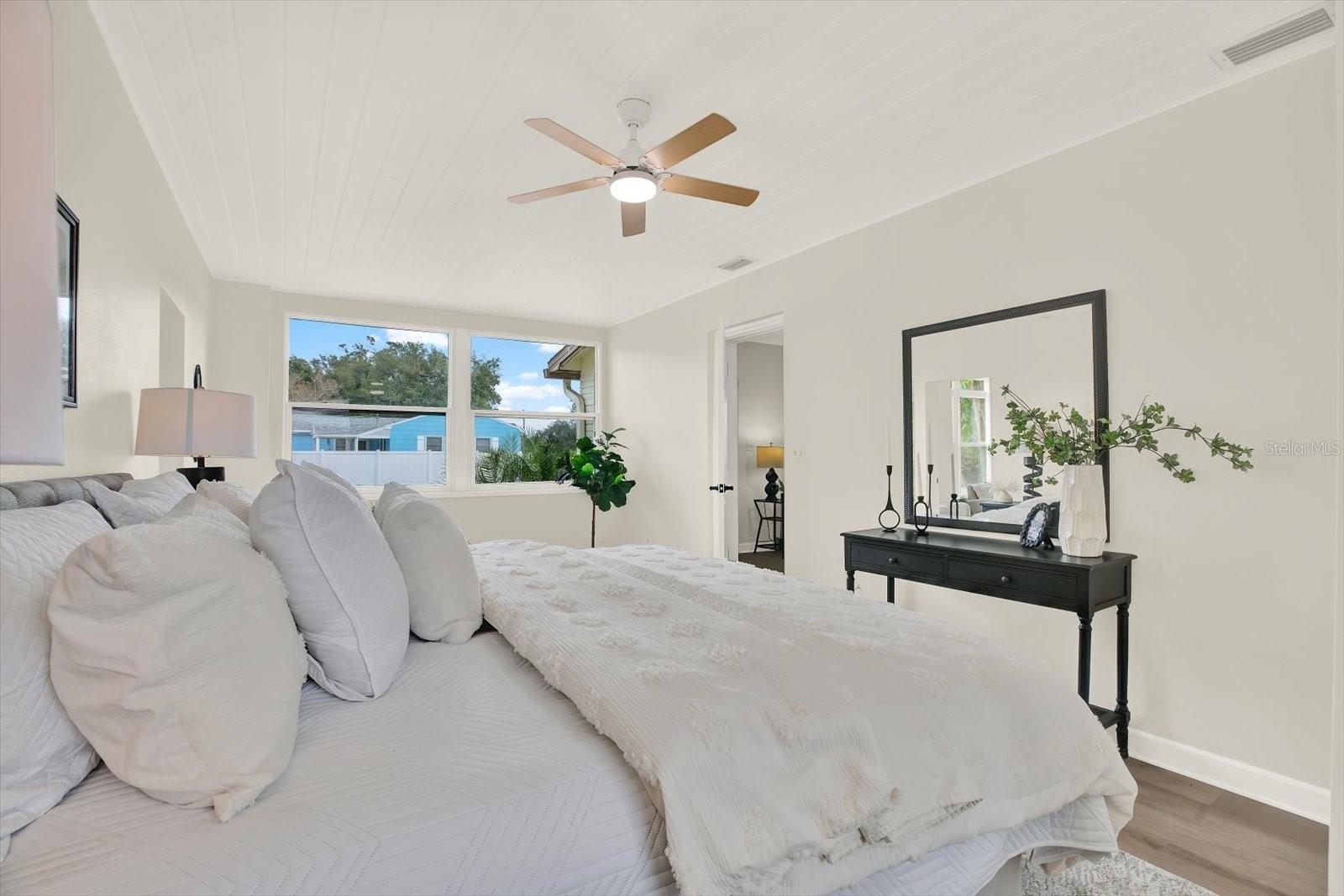 Image 8 of 21 For 4000 Locust Street Ne