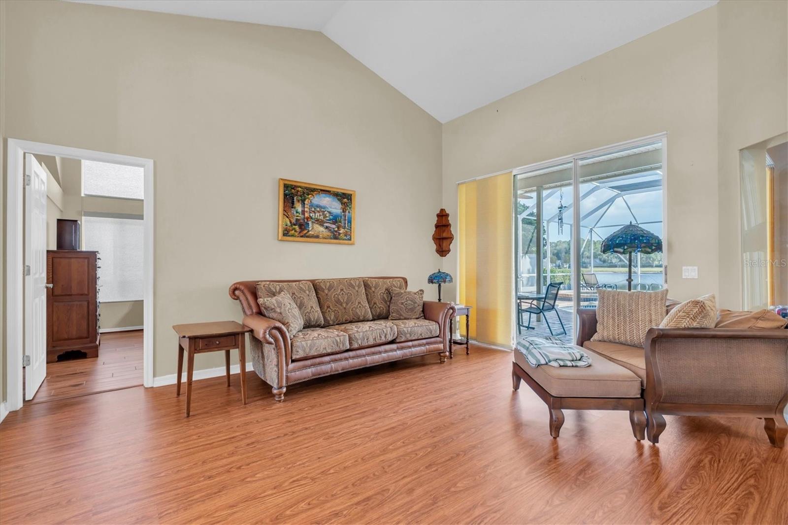 Listing photo id 9 for 1226 Hoversham Drive