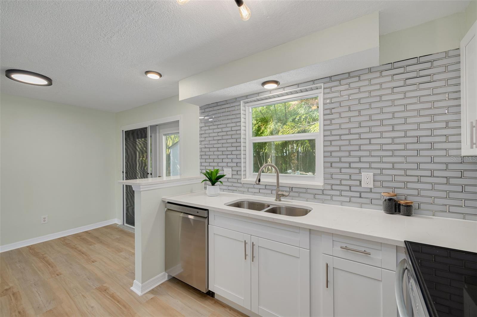 Image 13 of 28 For 2004 Douglas Avenue