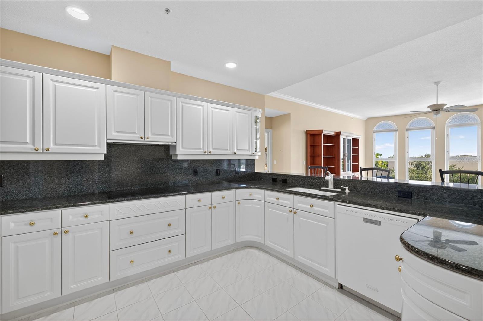 Image 27 of 66 For 288 Beach Drive Ne 4b