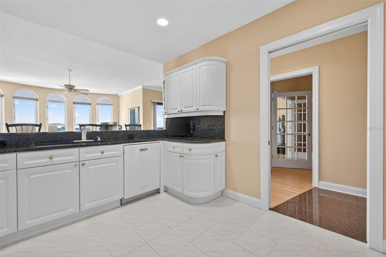 Image 29 of 66 For 288 Beach Drive Ne 4b