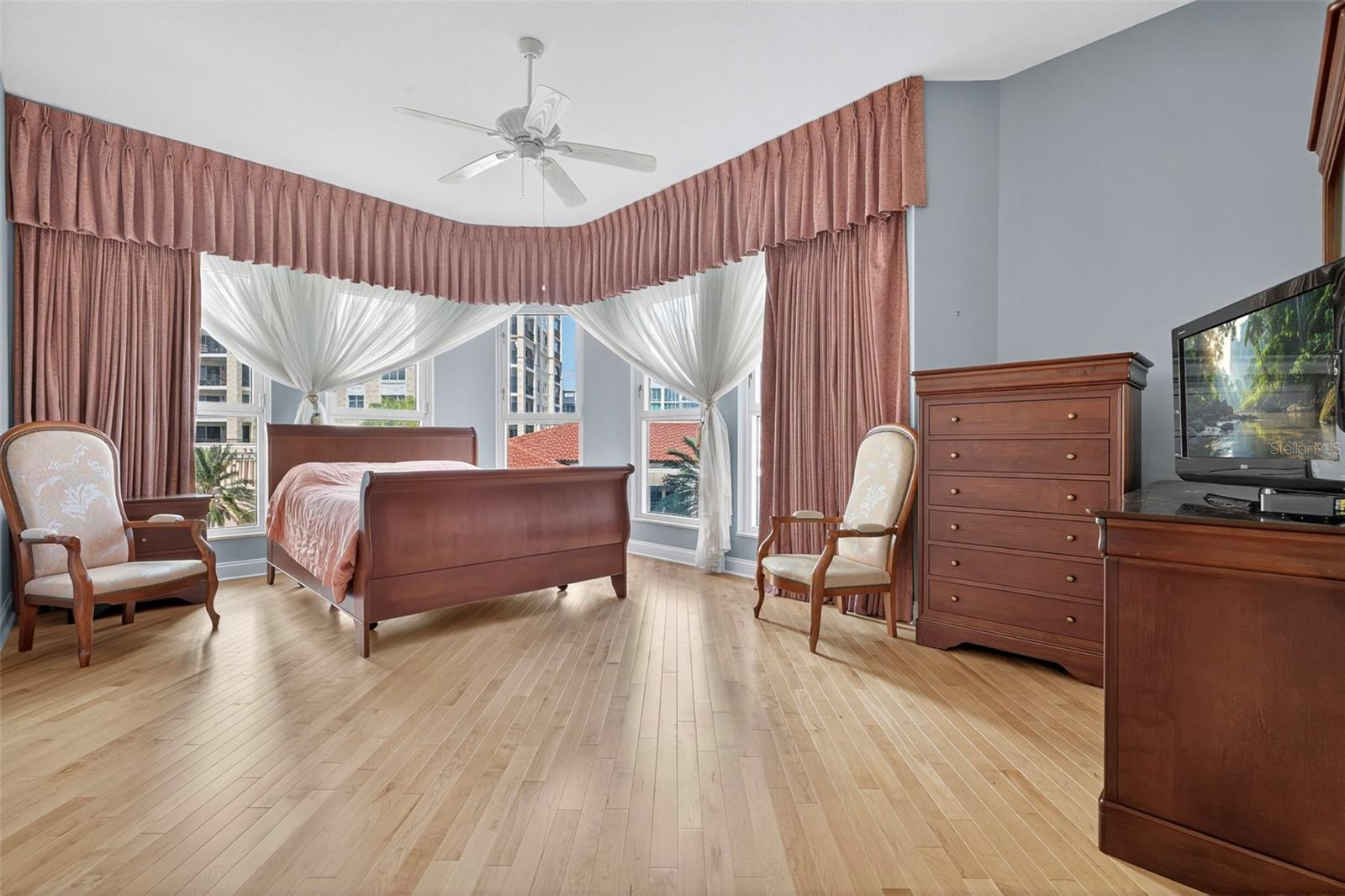 Image 32 of 66 For 288 Beach Drive Ne 4b