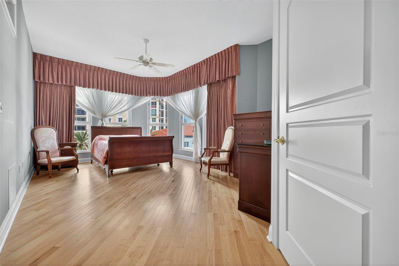 Image 33 of 66 For 288 Beach Drive Ne 4b