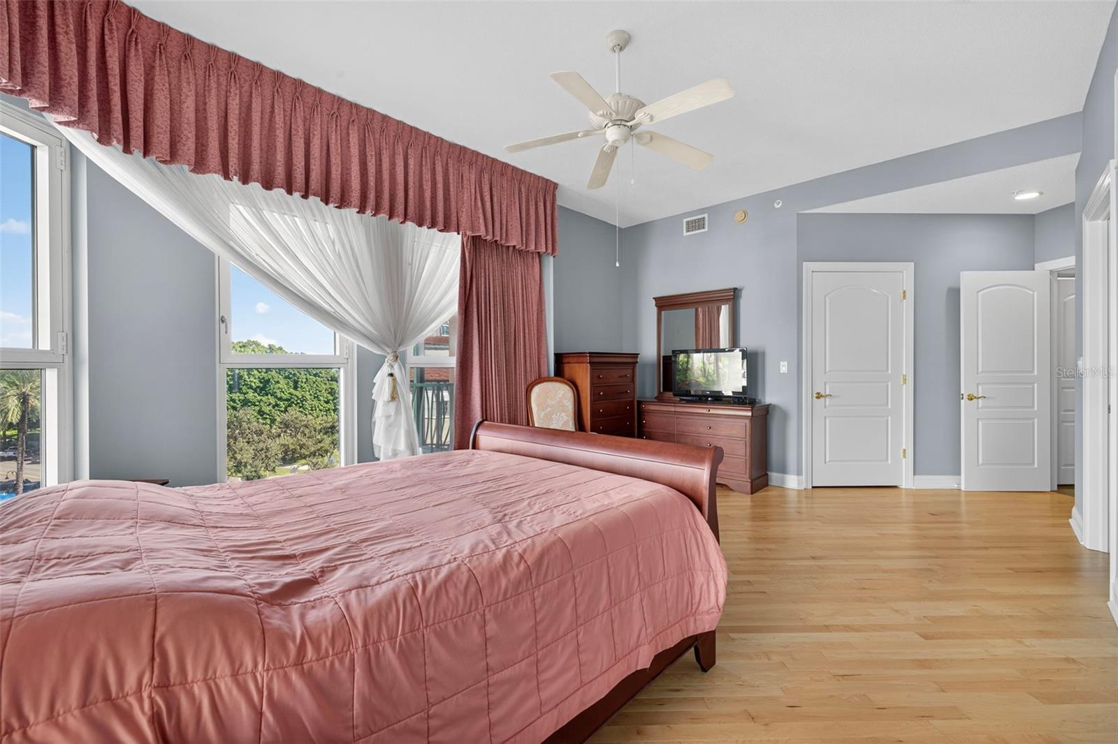 Image 34 of 66 For 288 Beach Drive Ne 4b