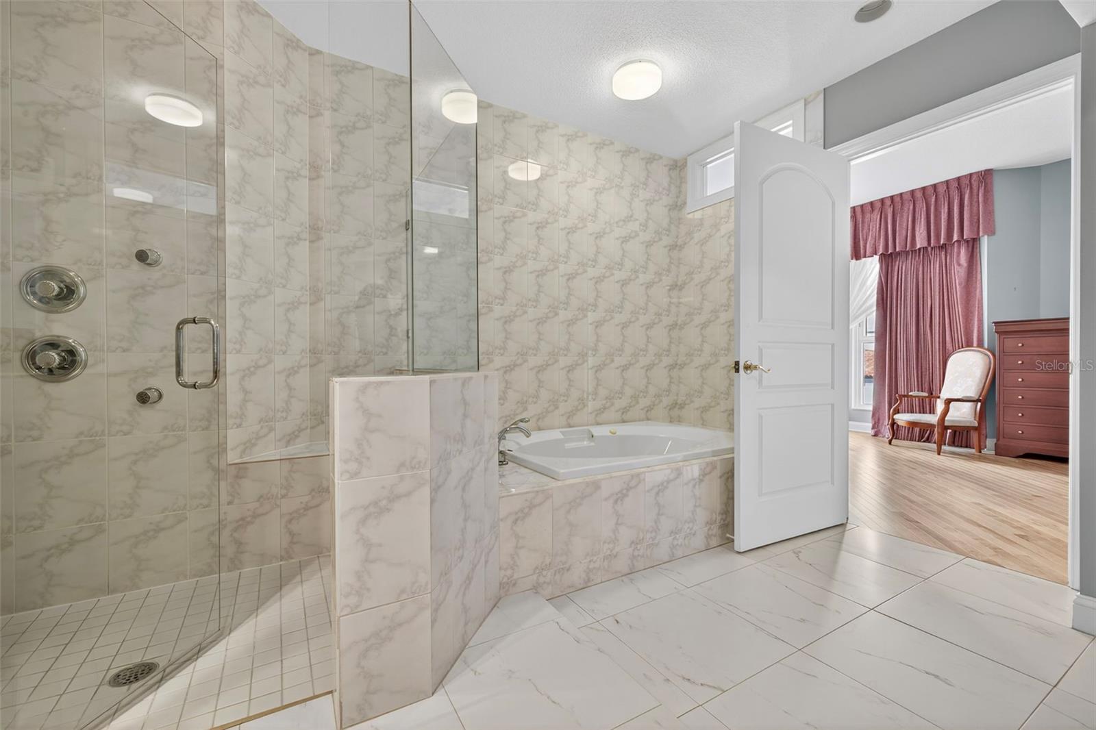 Image 37 of 66 For 288 Beach Drive Ne 4b