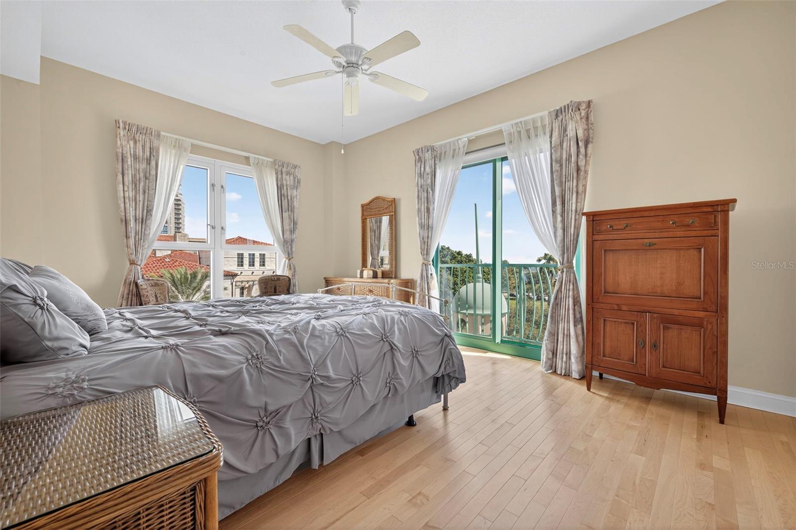 Image 39 of 66 For 288 Beach Drive Ne 4b