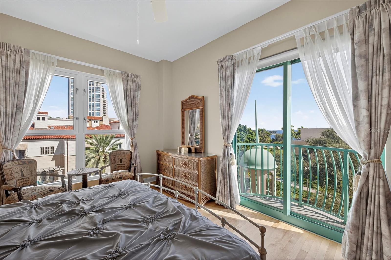 Image 41 of 66 For 288 Beach Drive Ne 4b