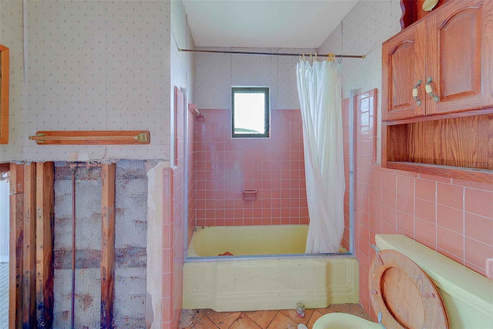 Image 18 of 38 For 6960 Shore Drive S