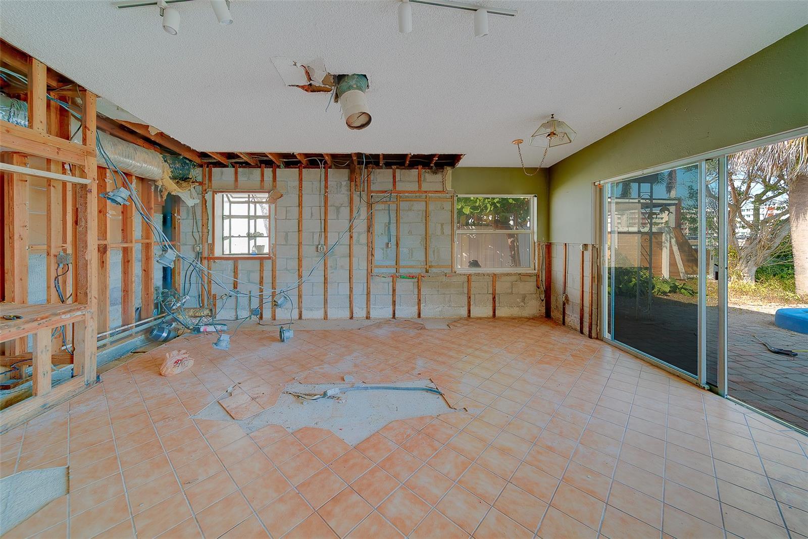 Image 19 of 38 For 6960 Shore Drive S