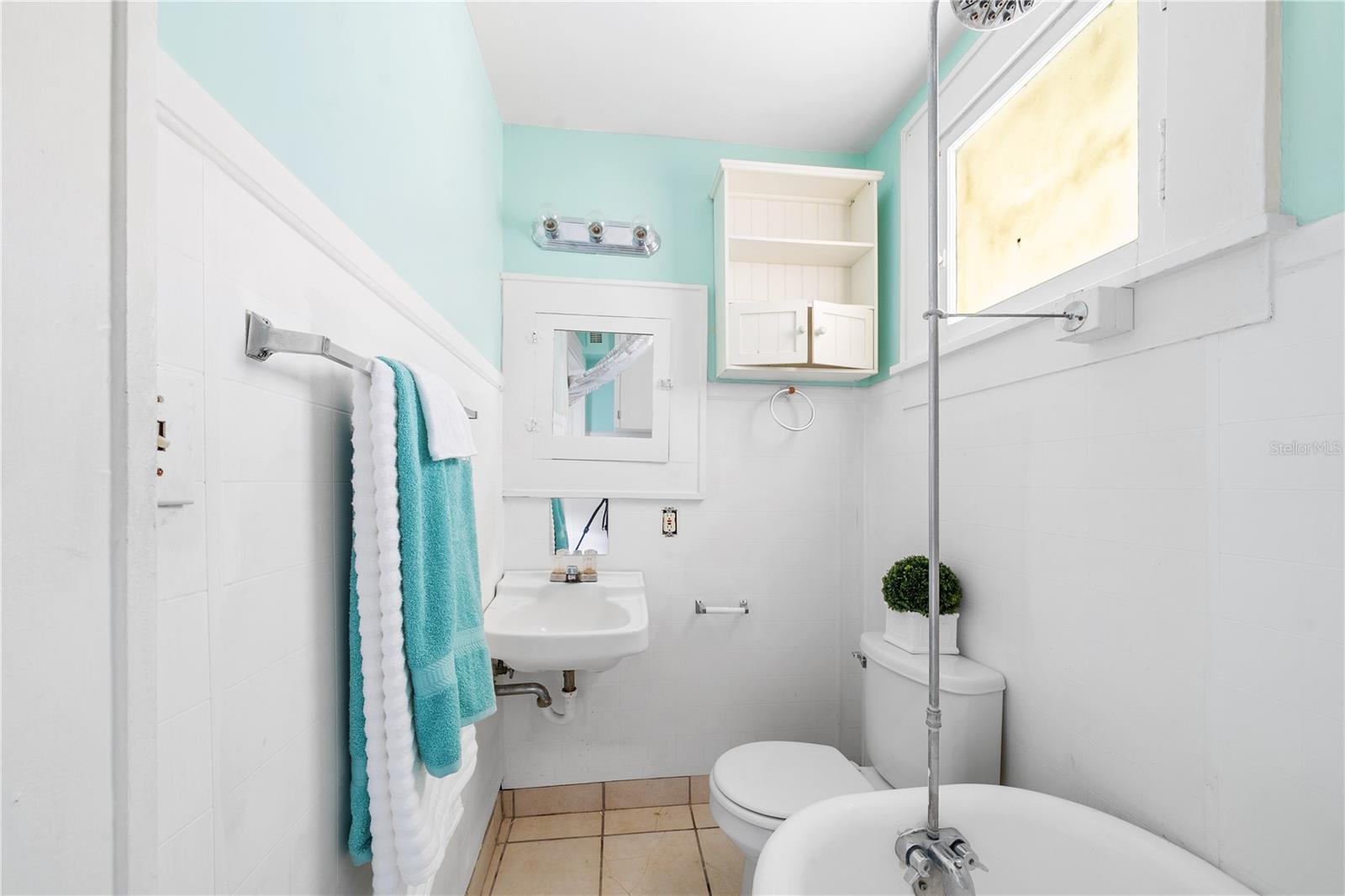 Image 8 of 14 For 708 Grove Street N