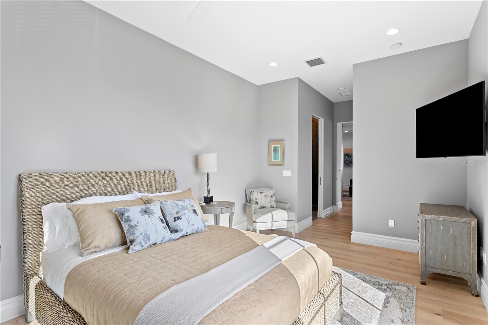 Image 66 of 79 For 1934 Hawaii Avenue Ne