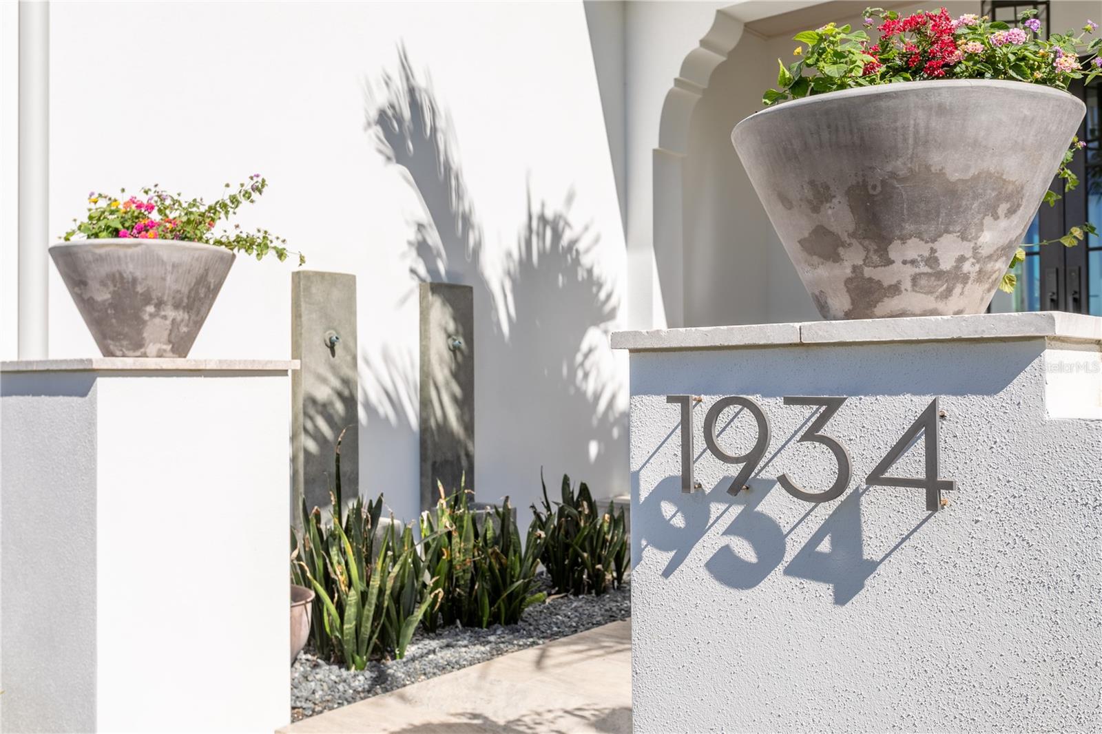 Image 9 of 79 For 1934 Hawaii Avenue Ne