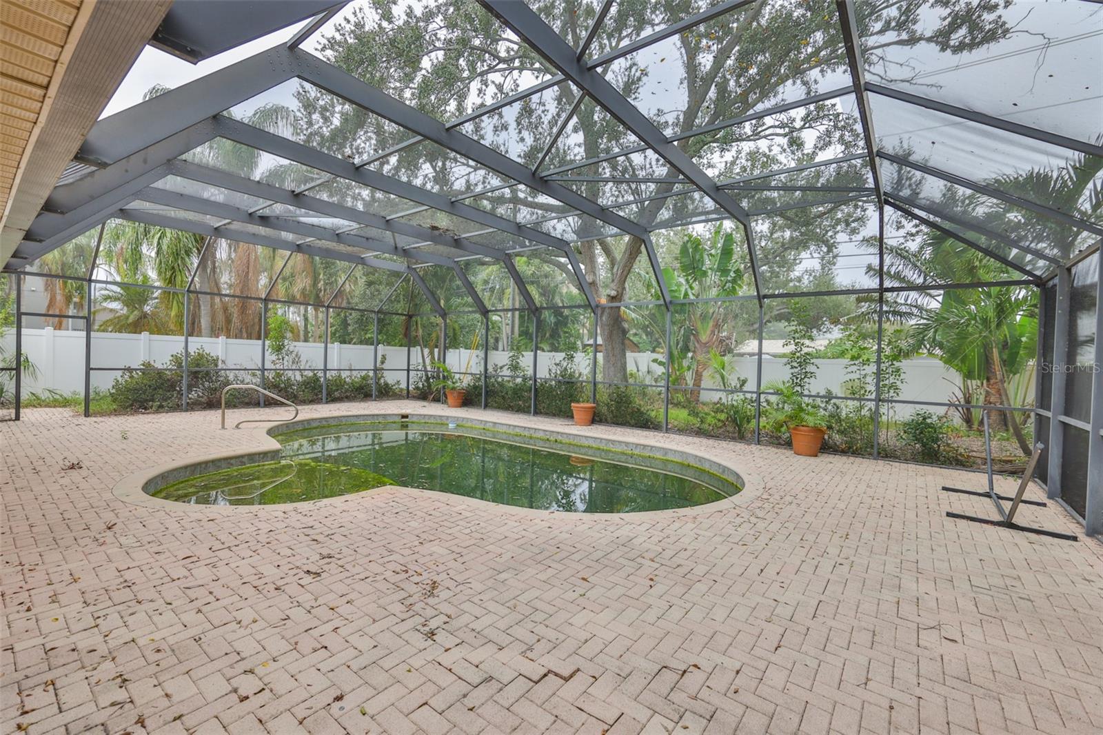 Listing photo id 33 for 456 Rafael Boulevard Ne